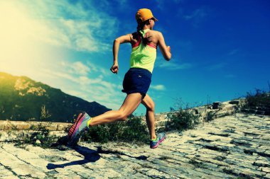 Çin Seddi üzerinde çalışan genç kadın