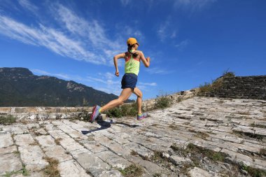 Çin Seddi üzerinde çalışan genç kadın