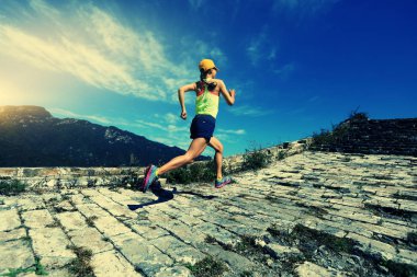 Çin Seddi üzerinde çalışan genç kadın