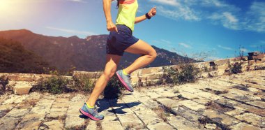 Çin Seddi üzerinde çalışan genç kadın