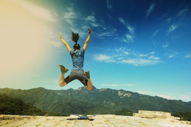 genç kadın dağda atlama 