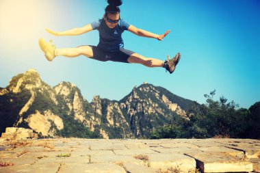 genç kadın dağda atlama 