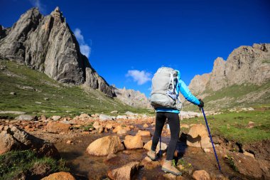 genç kadın dağda yürüyüş