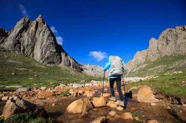 genç kadın dağda yürüyüş