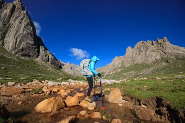 genç kadın dağda yürüyüş