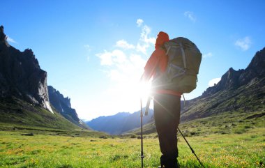 hiking sırt çantası olan kadın 