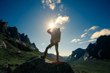 genç kadın dağ tepe hiking