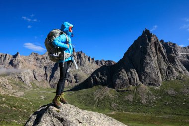 Genç kadın manzarayı uzun yürüyüşe çıkan kimse