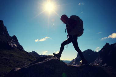 Gündoğumu dağlarda hiking sırt çantası olan kadın