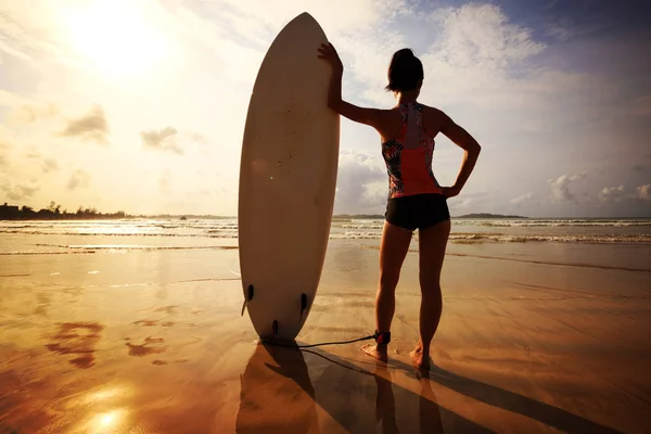 Mujer joven con tabla de surf blanca — Foto de Stock