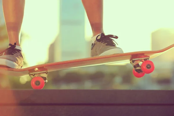 Jonge Vrouw Skateboarder Skateboarden Skatepark — Stockfoto