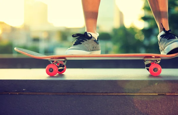 腿滑板在城市 — 图库照片