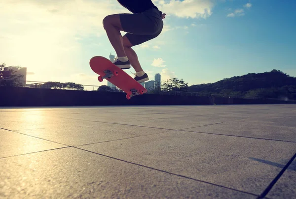 Jeune femme skateboarder pratiquant — Photo