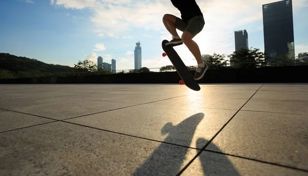 Nogi skateboarding w miasto — Zdjęcie stockowe