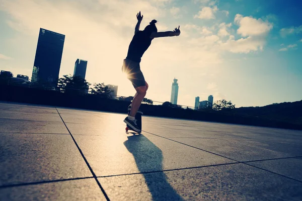 pratik genç kadın kaykaycı 