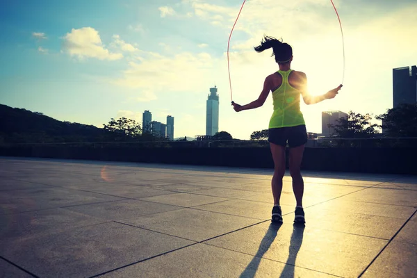 genç kadın ip atlama