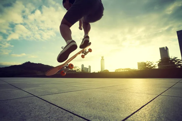 Jonge vrouw skateboarder beoefenen — Stockfoto