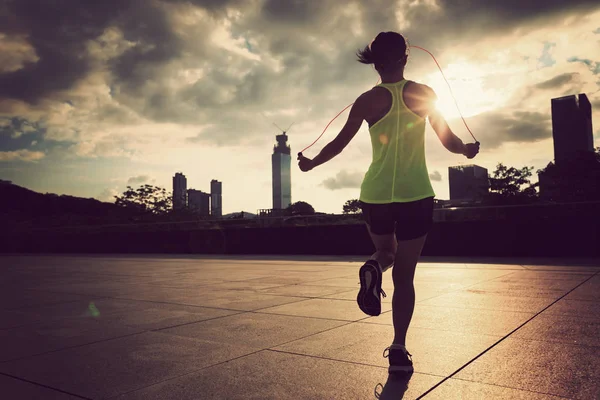 Young woman jumping rope — Stock Photo, Image