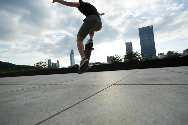 pratik genç kadın kaykaycı 