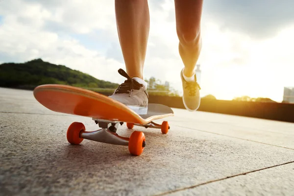 Woman skateboarder practicing — Stock Photo, Image