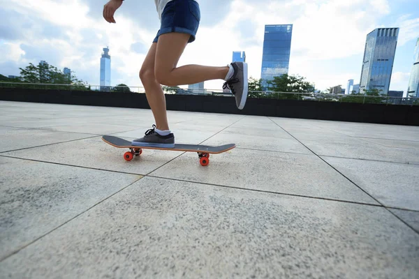 pratik kadın kaykaycı