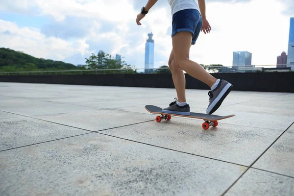 Woman skateboarder practicing — Stock Photo, Image