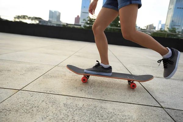 Vrouw skateboarder beoefenen — Stockfoto