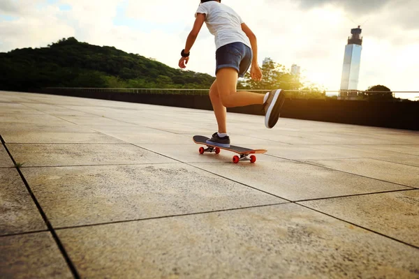 Skateboardista nohy cvičit — Stock fotografie