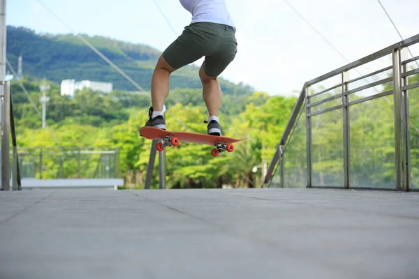 Skateboarder benen op stad — Stockfoto