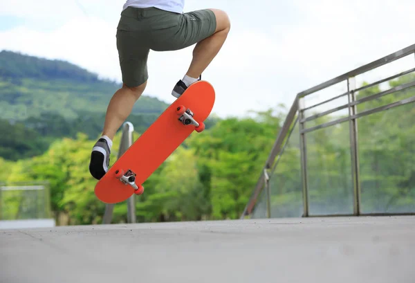 Skateboarder benen op stad — Stockfoto