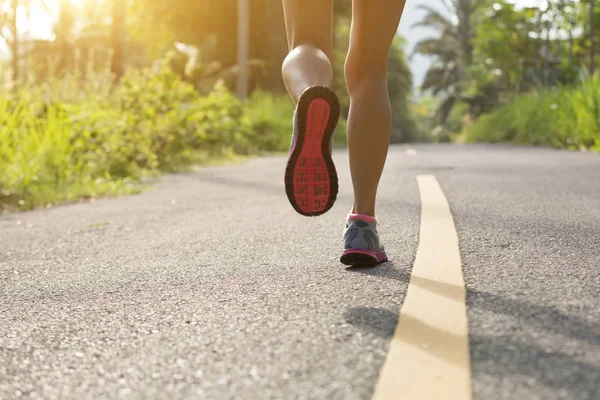 iz üzerinde çalışan genç bir kadın