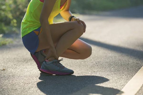 Žena Běžec Dostal Sportovní Zranění Lesní Cestě — Stock fotografie