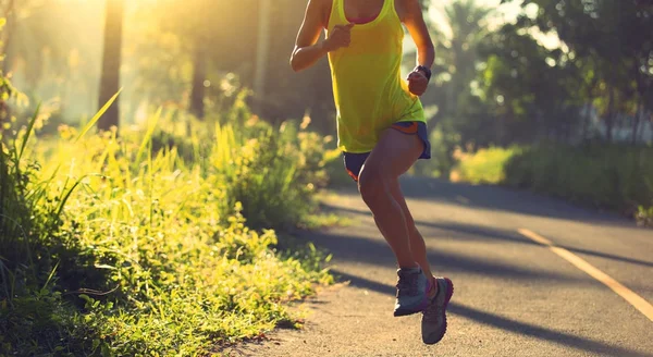 iz üzerinde çalışan genç bir kadın