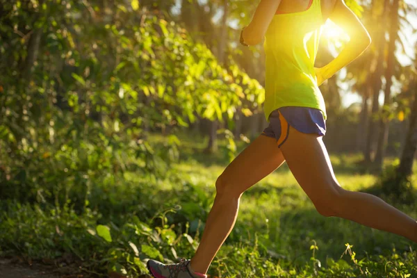 Mujer joven corriendo por el sendero — Foto de Stock