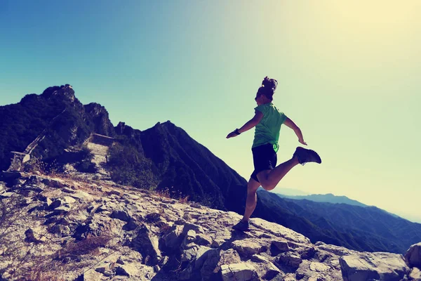 Woman running at mountain — Stock Photo, Image