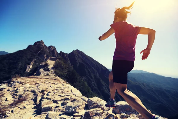 Vrouw draait op de berg — Stockfoto