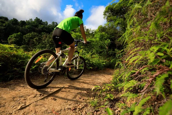 Young woman cycling on trail — Stock Photo, Image