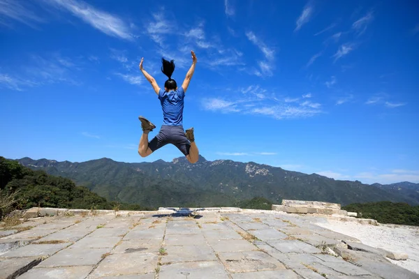산에 점프 하는 젊은 여자 — 스톡 사진