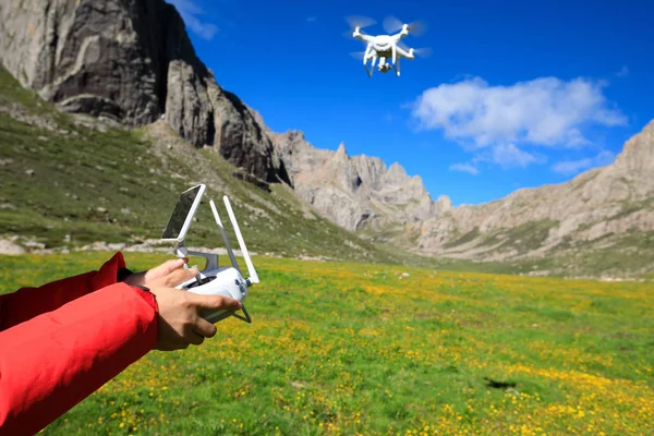Fiatal Fényképész Repülő Drone Szabadban — Stock Fotó