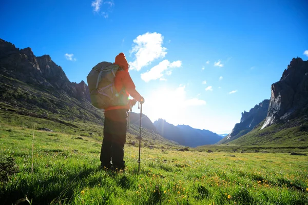 Young Woman Backpack Hiking Sunrise Mountains — Stock Photo, Image