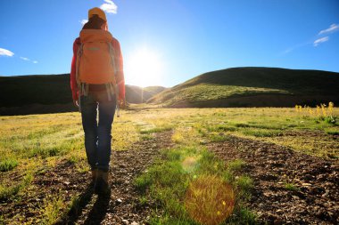 Yürüyüşe çıkan genç kadın. 