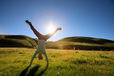 amut yapıyor kadın