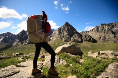 dağlarda Smartphone kullanan kadın