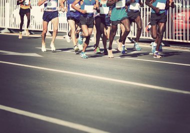 Şehir yolunda maraton koşucuları