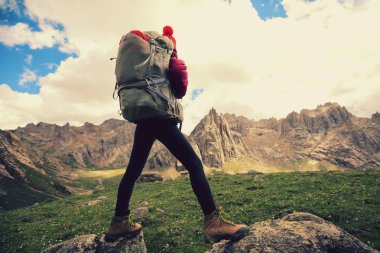 Sırt çantalı genç kadın. 