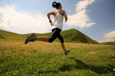 otlak üzerinde çalışan genç kadın 