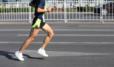 Maraton koşucusu yolda