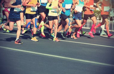 Şehir yolunda maraton koşucuları
