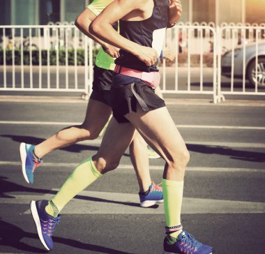 Şehir yolunda maraton koşucuları