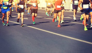 Şehir yolunda maraton koşucuları